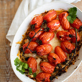 Kuvassa gratinoitu kasvislasagnette, gratinoitu jauhelihalasagnette, päällä paahdettuja uunitomaatteja