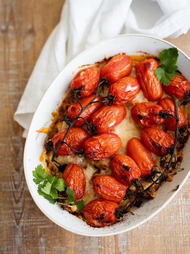 Kuvassa gratinoitu kasvislasagnette, gratinoitu jauhelihalasagnette, päällä paahdettuja uunitomaatteja