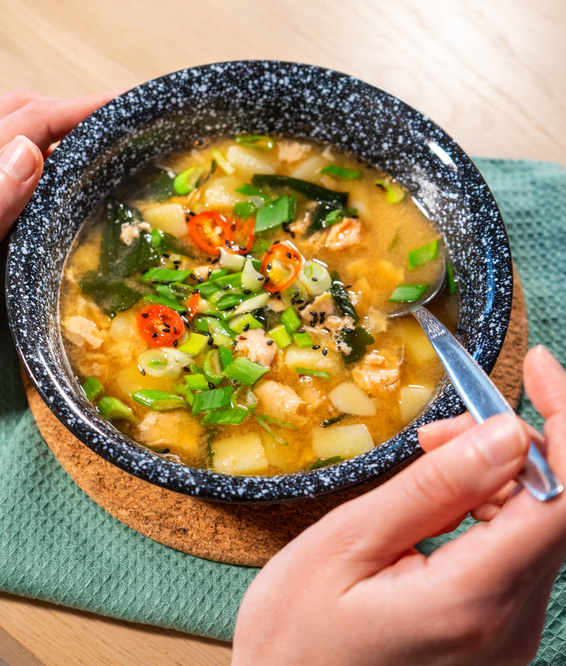 Lohi-misokeitto – japanilaistyylinen lohikeitto misotahnalla