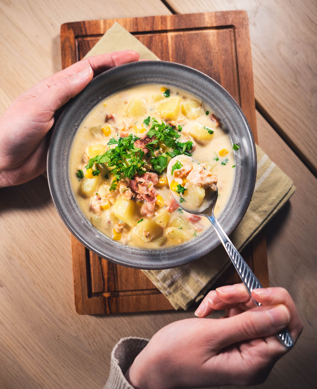 Lohi-pekonikeitto – kermaisen täyteläinen amerikkalainen kalakeitto