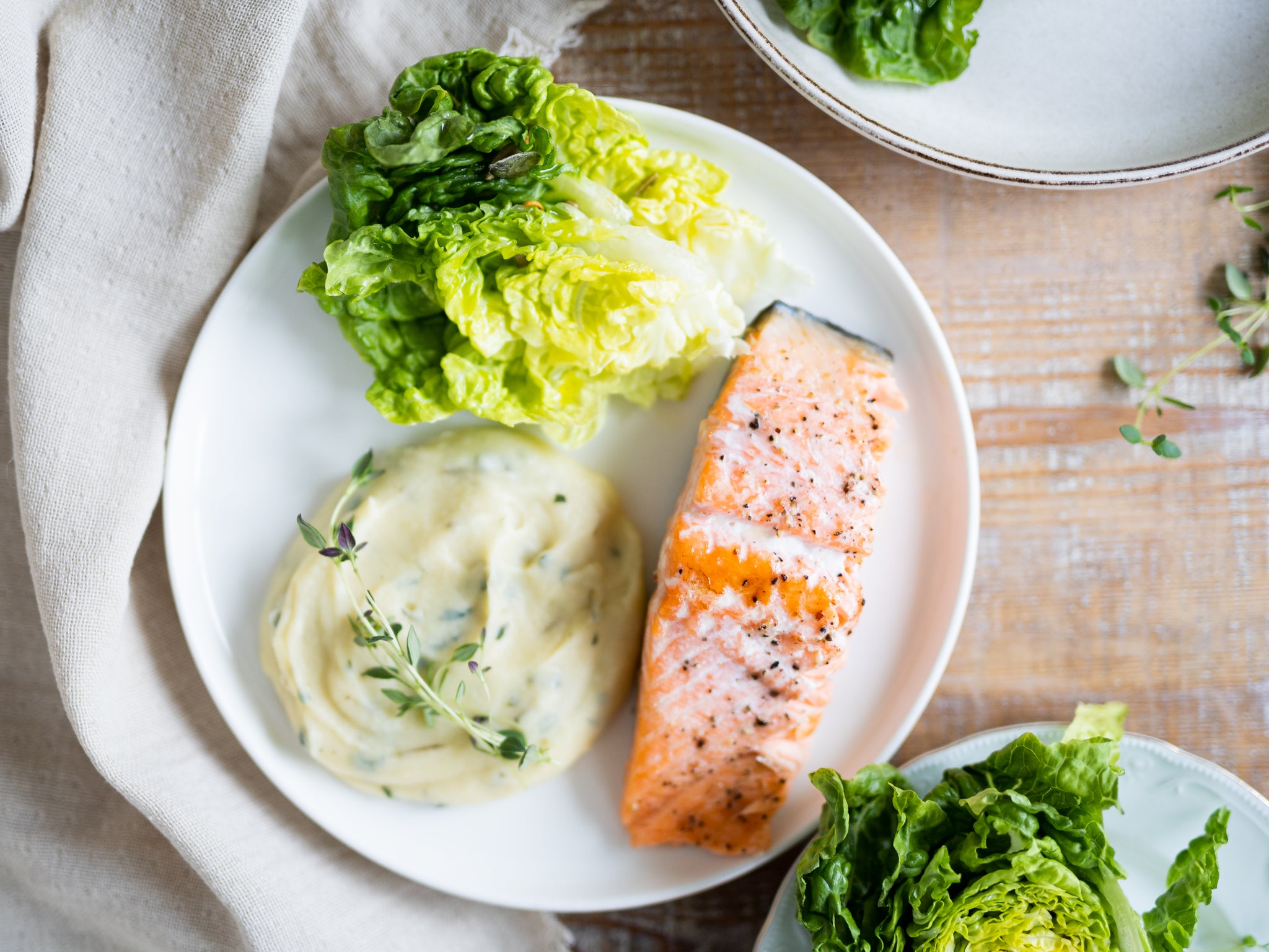 Kuvassa perunamuusi ruskistetulla voilla, uunilohi ja salaattia