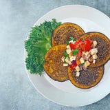 Kuohkeat bataattiletut ja marinoitu tomaatti-fetasalaatti