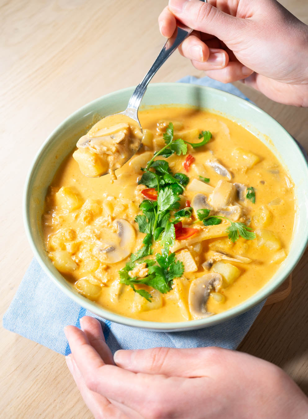 Lohi Tom Kha -keitto – thaimaalaistyylinen lohikeitto