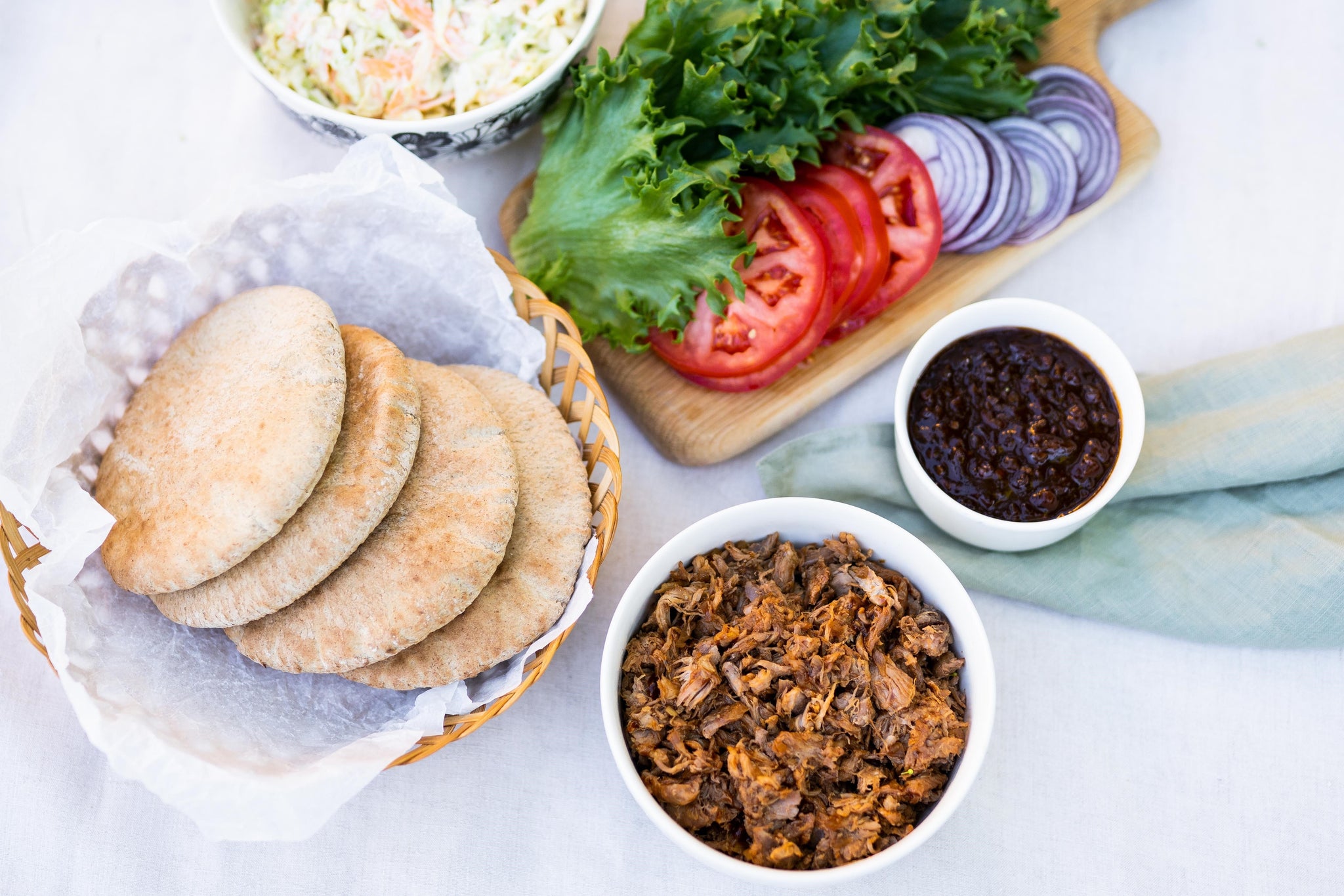 Ohje pitaleipä, ohje pulled pork, nyhtöpossu, helppo coleslaw, helppoa grilliruokaa