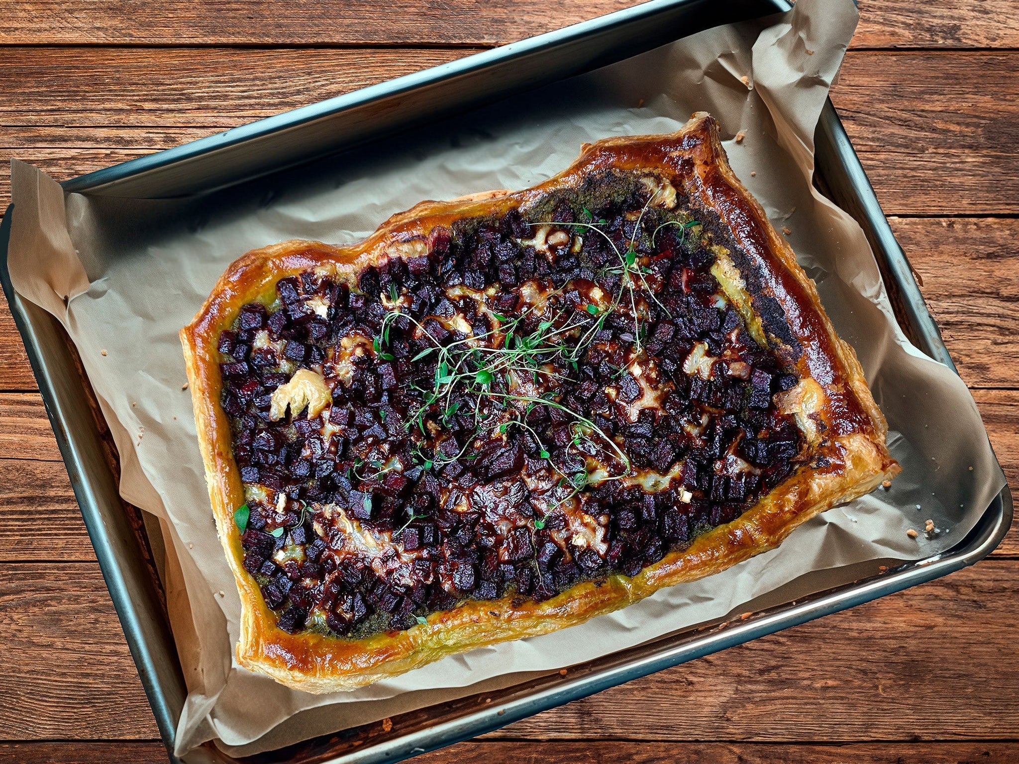 Upea pikkujoulumenu: punajuuri-vuohenjuustopiirakka ja kauranjyvä-mandariinisalaatti