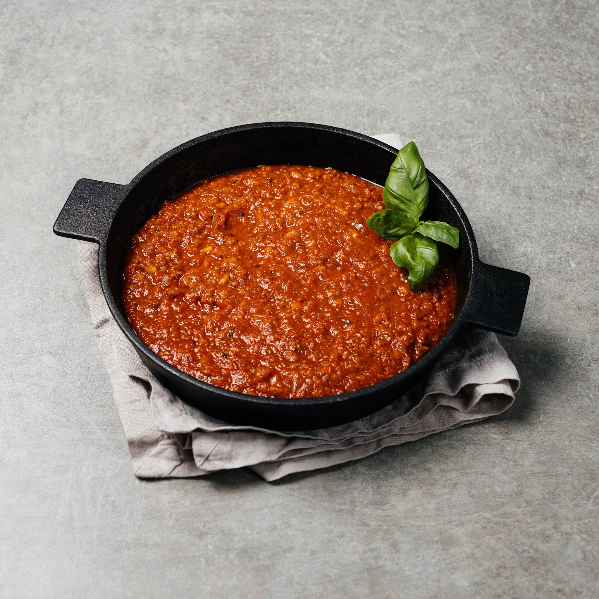 Bolognesekastike on perinteinen italialainen pastakastike, Se toimii myös lasagnen tai pitsankin raaka-aineena. Bolognesekastike on pakattu vakuumiin ja säilyy avaamattomana jopa kuukausia jääkaapissa. Kastikkeen voi kuumentaa kattilassa tai uunissa.