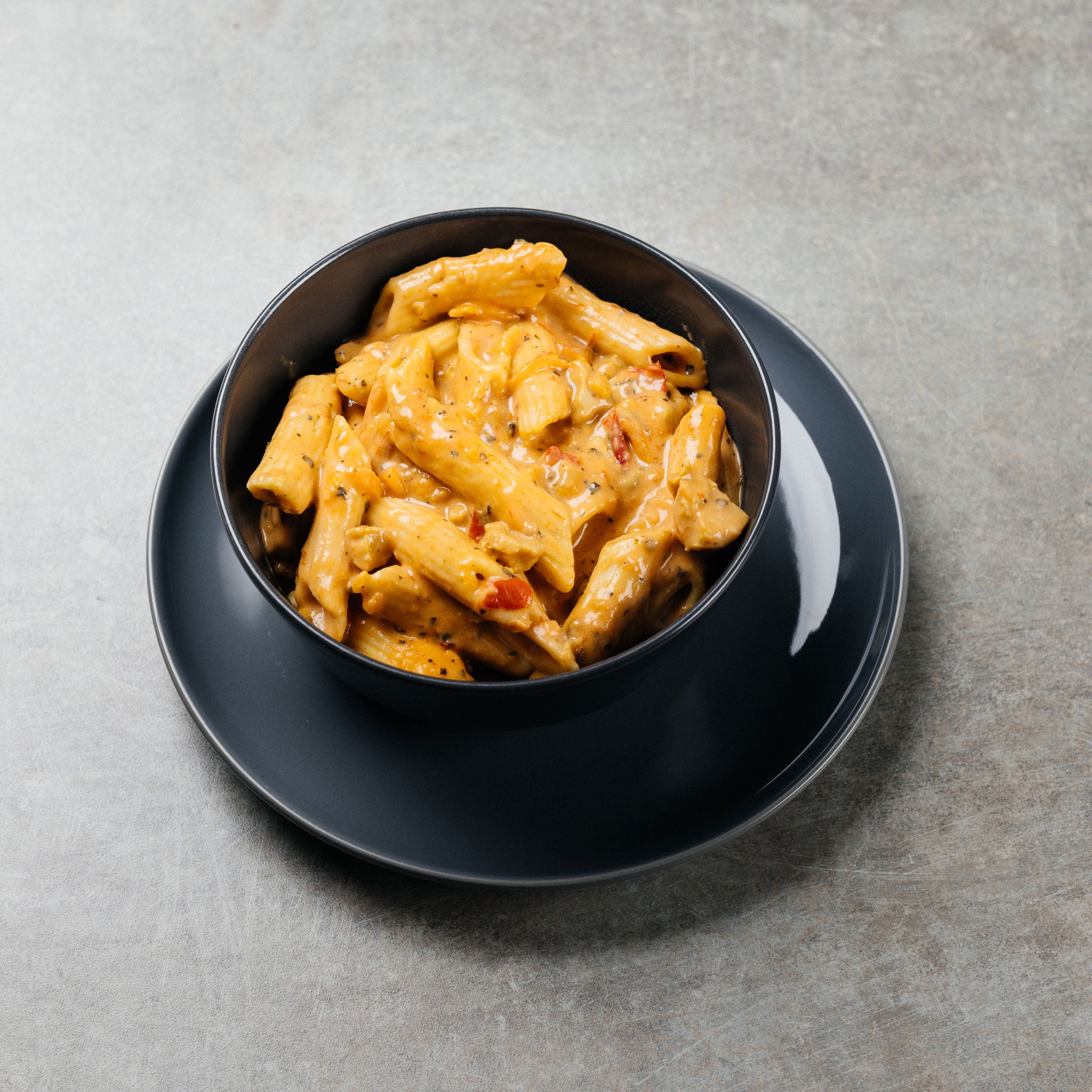 Broileri-pastavuoka on kuumentamista vaille valmista herkkua, joka maistuu koko perheelle. Lämmitys onnistuu helposti ja nopeasti uunissa tai pannulla. 