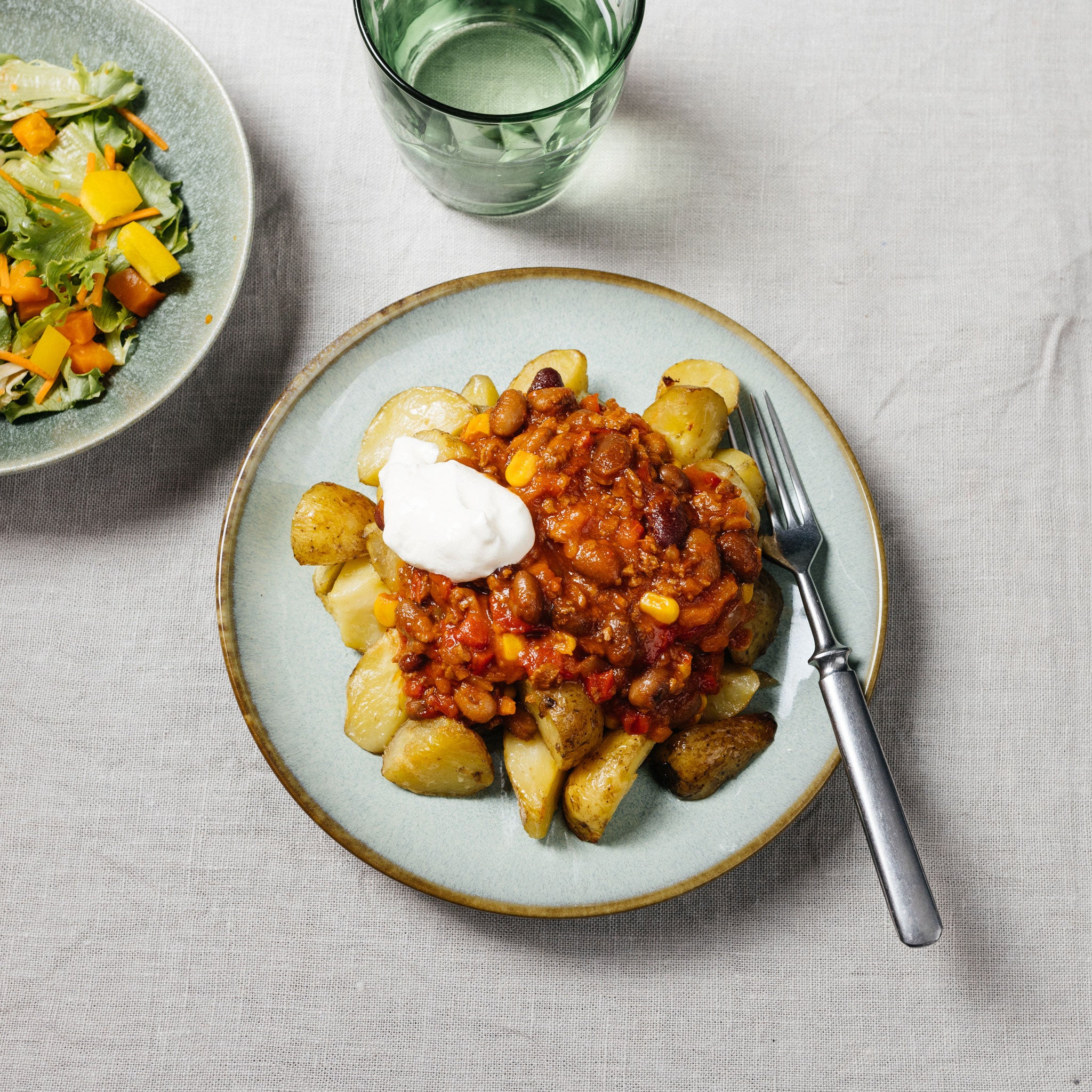 Chili con verdura on maukas ja mausteinen koko perheelle maistuva papupata, joka tarjoillaan esimerkiksi maalaislohkoperunoiden tai riisin kera.