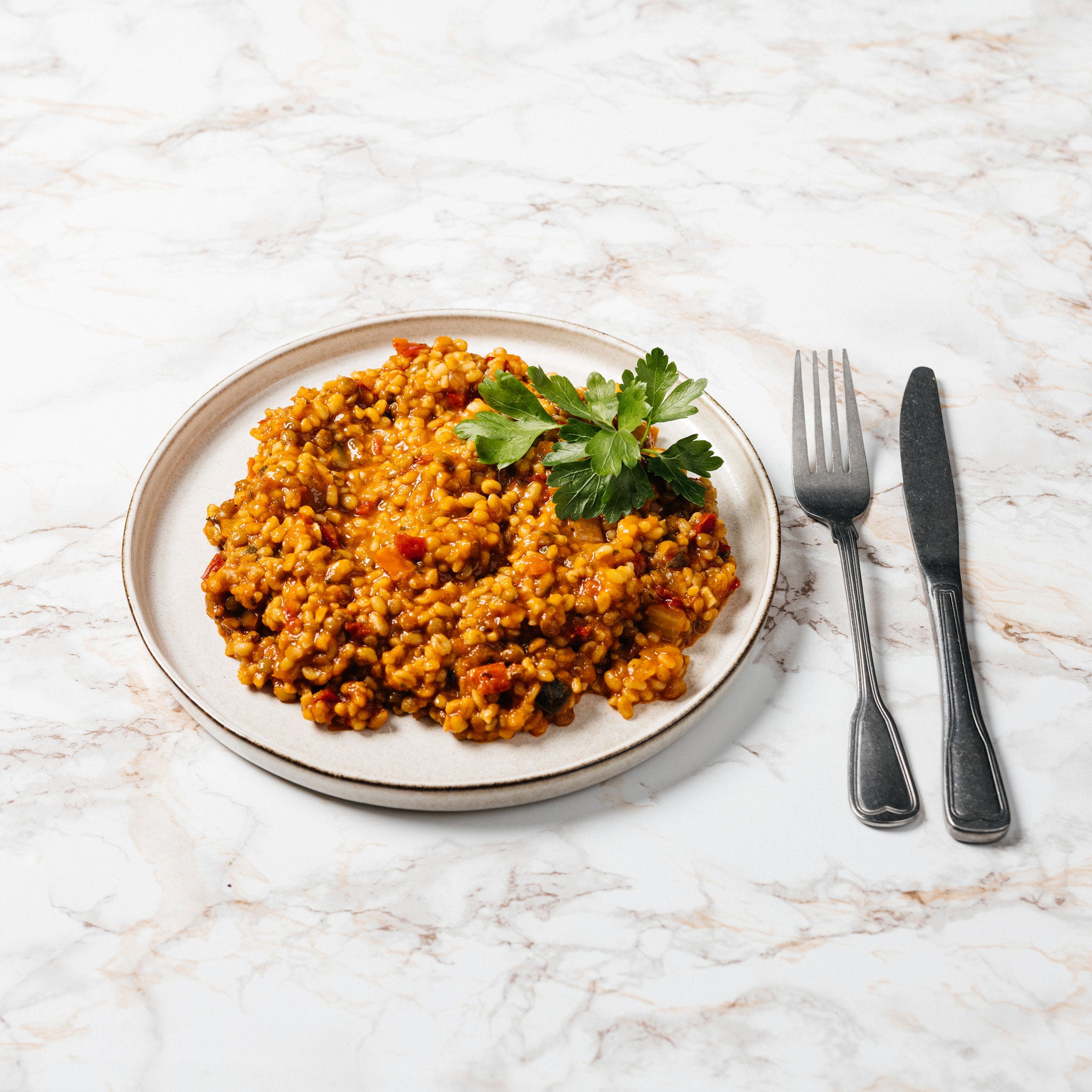 Kasvisbulgur tuo lisää eksoottisia makuja valikoimaamme. Kasvisbulgur on lempeästi itämaiseen tapaan maustettu, vehnäsuurimoista valmistettu herkku, jonka voit nauttia alkuruokana, pääruoan lisukkeena tai omana aterianaan. 