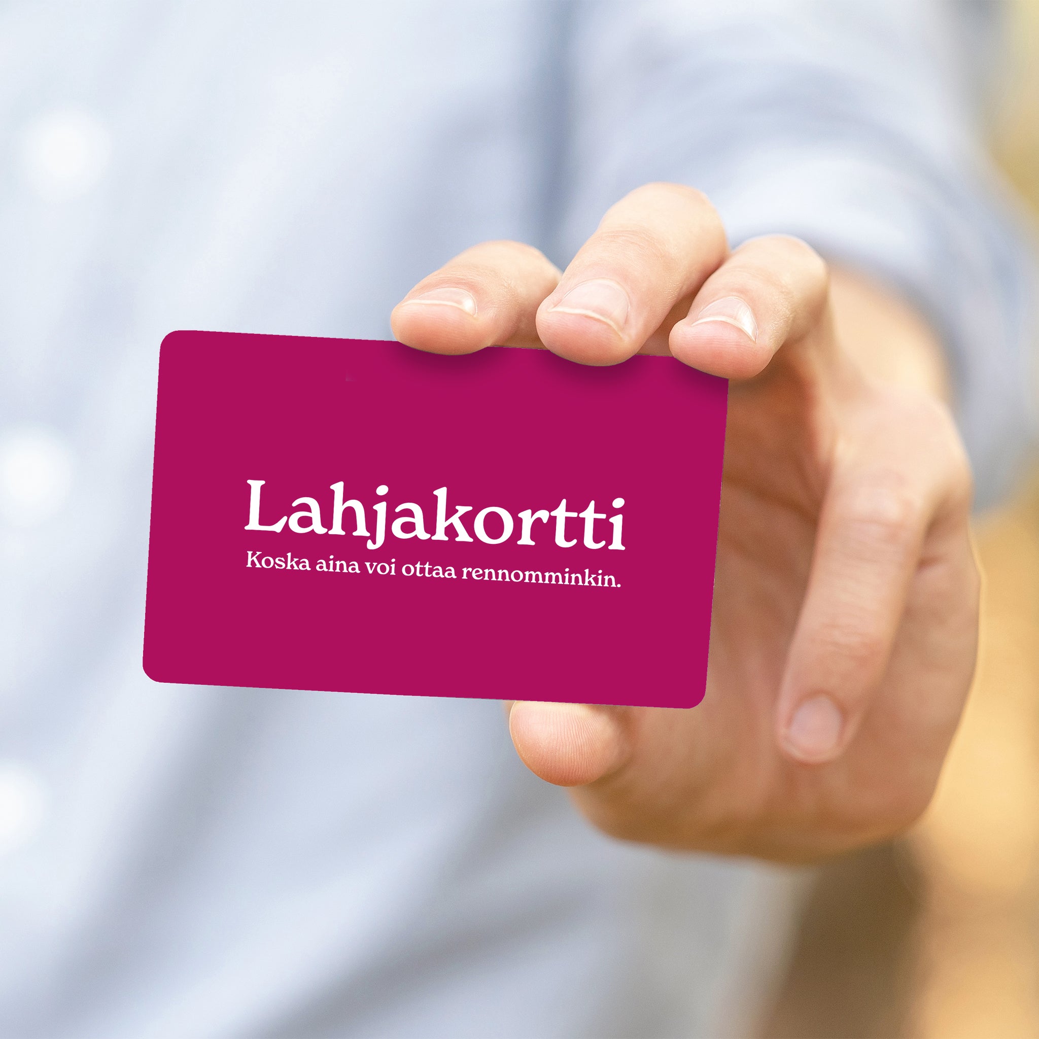 Käsi näyttää Feelia Ruokakaupan lahjakorttia