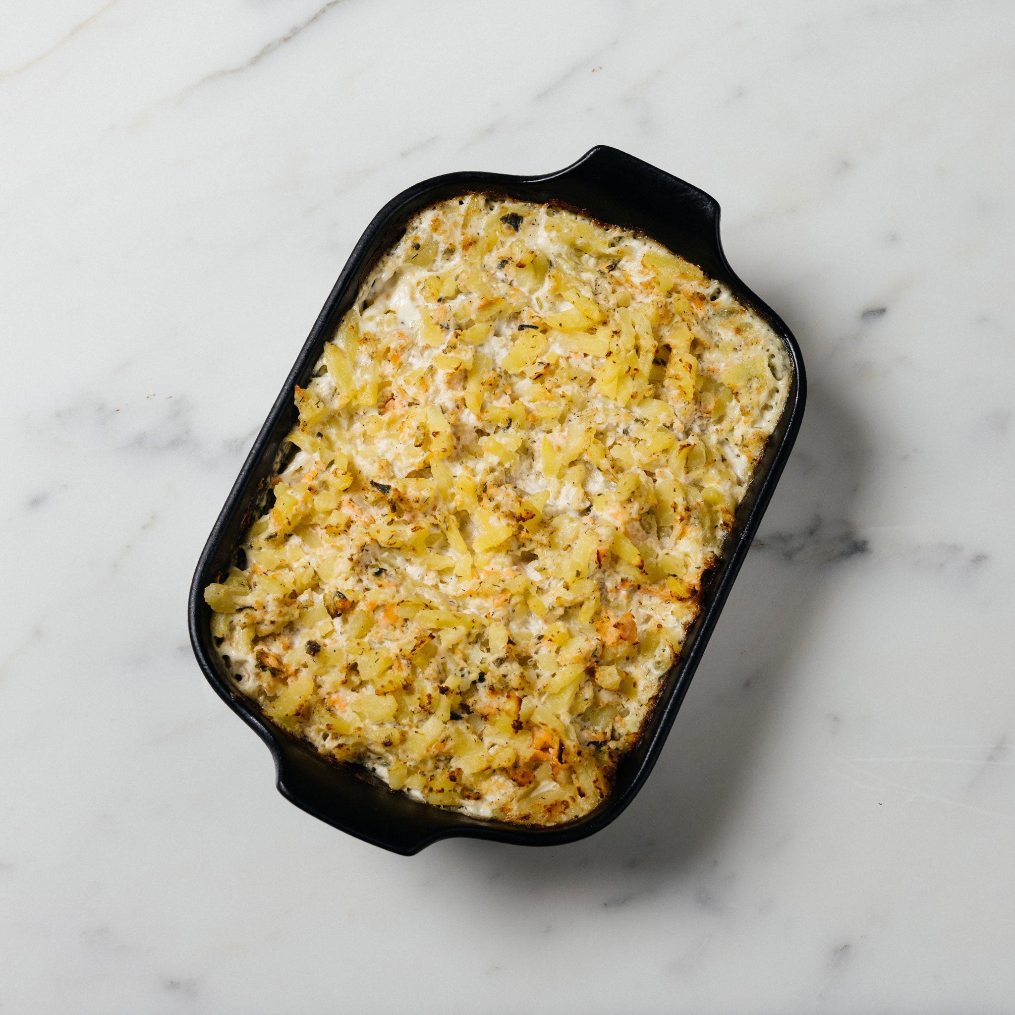 Lohikiusaus on kunnon kotiruokaa aidoimmillaan. Lohesta, perunoista, ruokakermasta ja tillistä valmistettu lohikiusaus on kuumentamista vaille valmista tarjottavaksi.