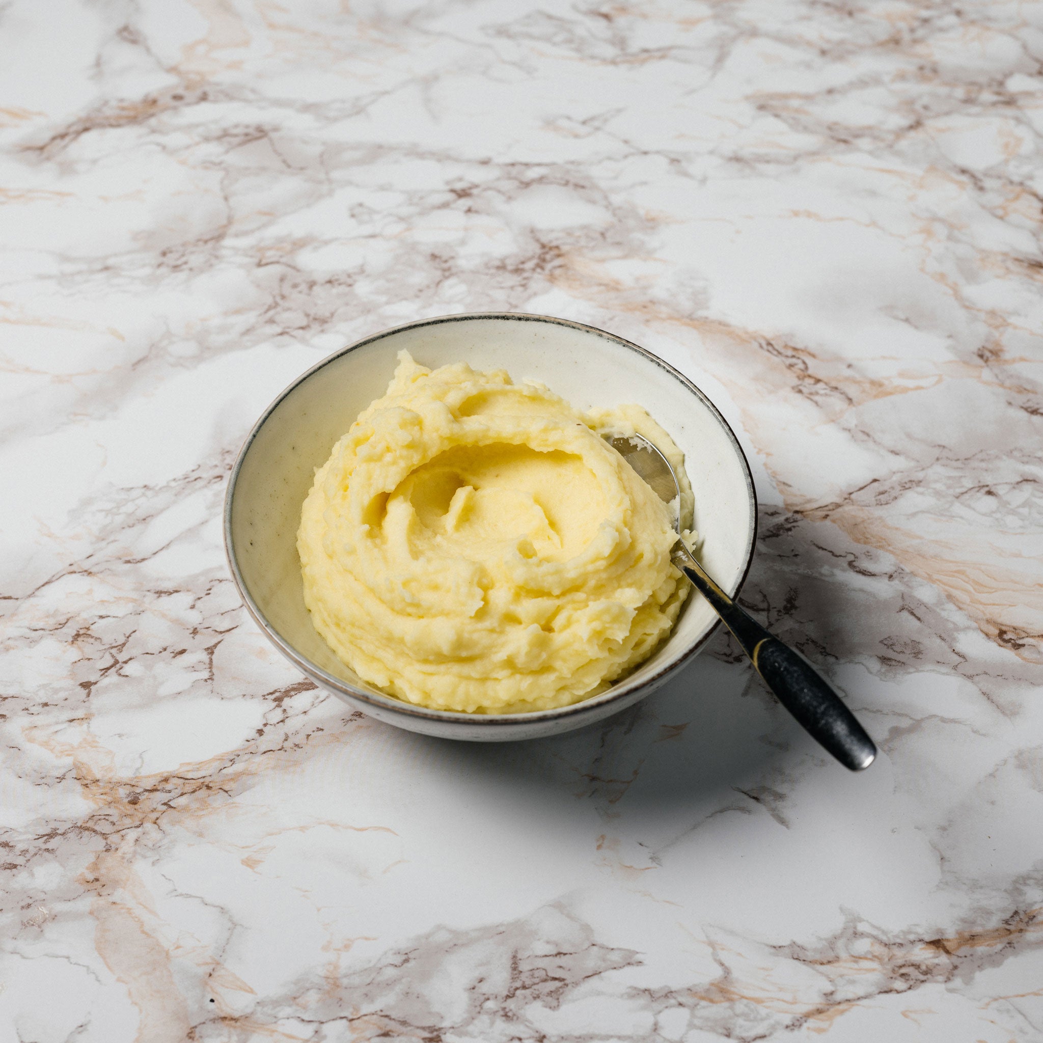 Laktoositon Perunamuusi on perinteinen lisuke, joka sopii aterialle kuin aterialle. Täyteläinen muusi sopii lisukkeeksi esimerkiksi lihan, kalan ja kanan kanssa.