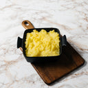 Laktoositon Perunamuusi on perinteinen lisuke, joka sopii aterialle kuin aterialle. Täyteläinen muusi sopii lisukkeeksi esimerkiksi lihan, kalan ja kanan kanssa.