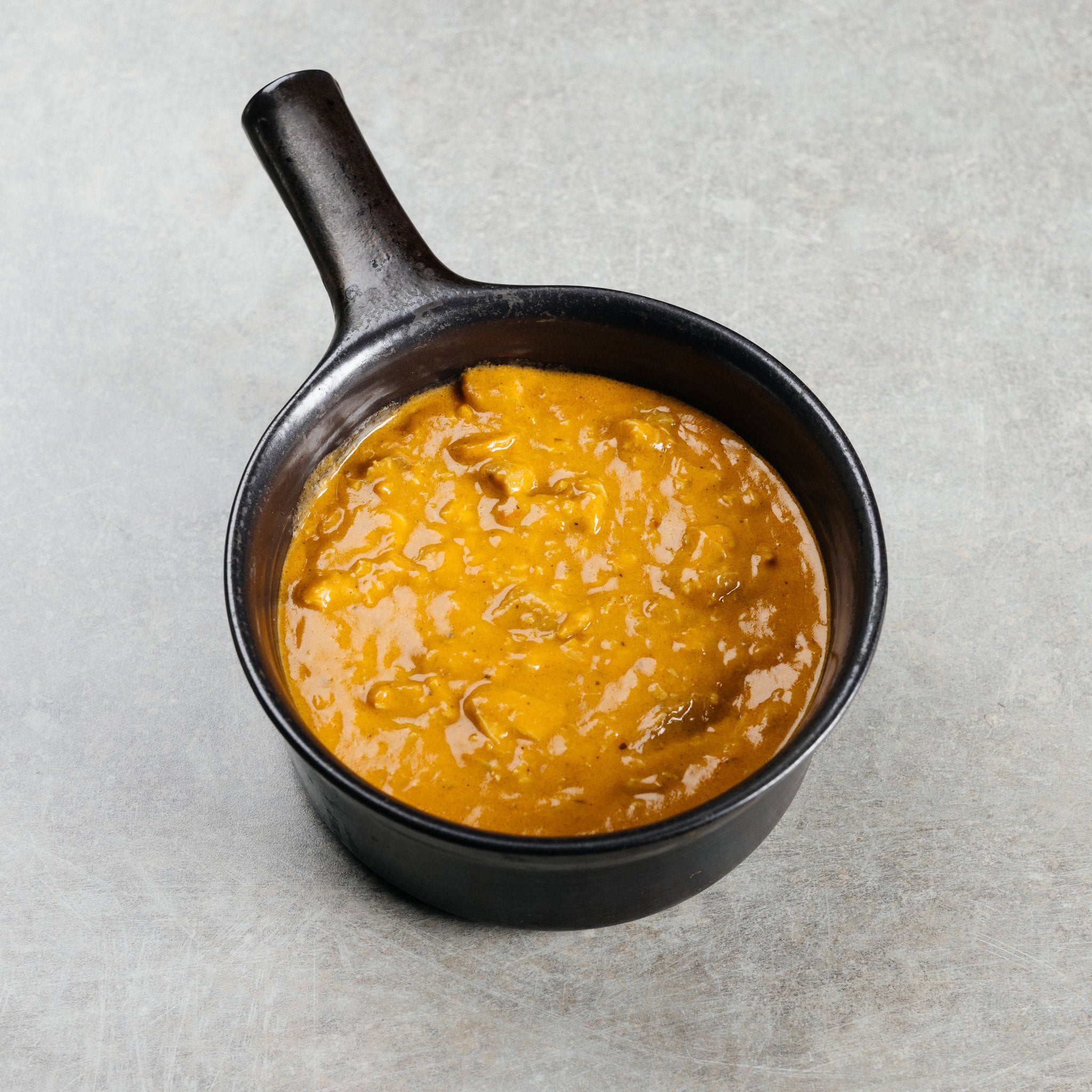 Tikka Masala broilerikastike on mausteinen ja täyteläinen intialainen ruokalaji, joka usein tarjoillaan basmatiriisin kera. Tikka Masalasta erityisen herkullista tekee kastikkeessa käytetty kerma ja mausteseoksen sitruuna ja korianteri.