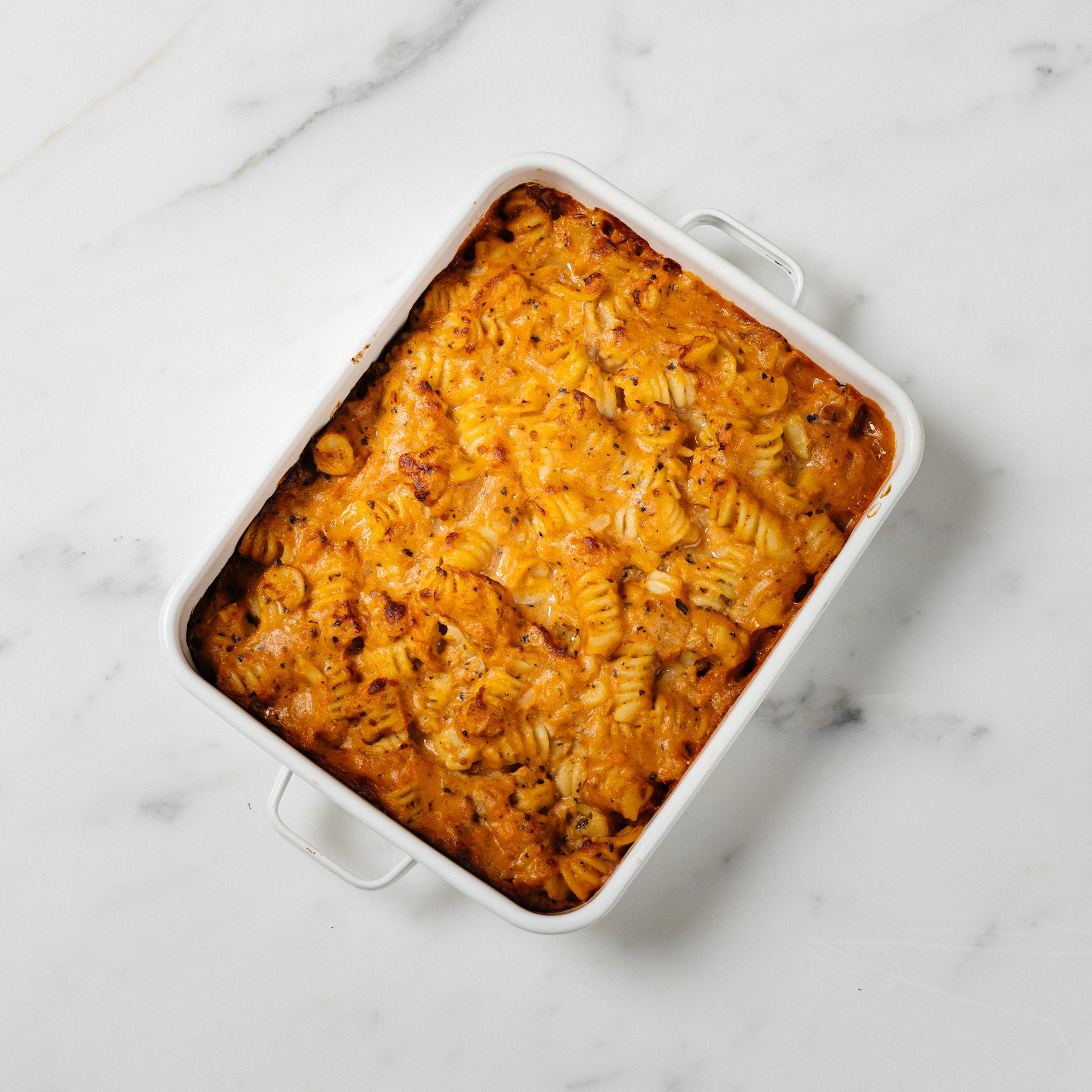 Tonnikala-pastavuoka on arkiruokaa, joka sopii monen ruokailijan makuun. Lämmitys onnistuu helposti ja nopeasti uunissa tai pannulla. 