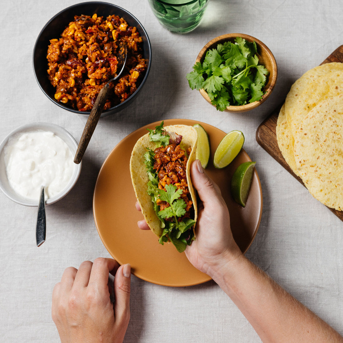 Tortillatäytteet tuovat herkulliset texmex-maut kotikeittiöön helpommin kuin koskaan! Mehevä tortillatäyte sisältää mm. broileria, villiriisiä ja papuja, joten valmista ateriaa varten tarvitset tämän täytteen lisäksi vain tortillaletut. Halutessasi lisää tortillaan raikasta salaattia sekä haluamaasi tulista tai juustoista kastiketta.