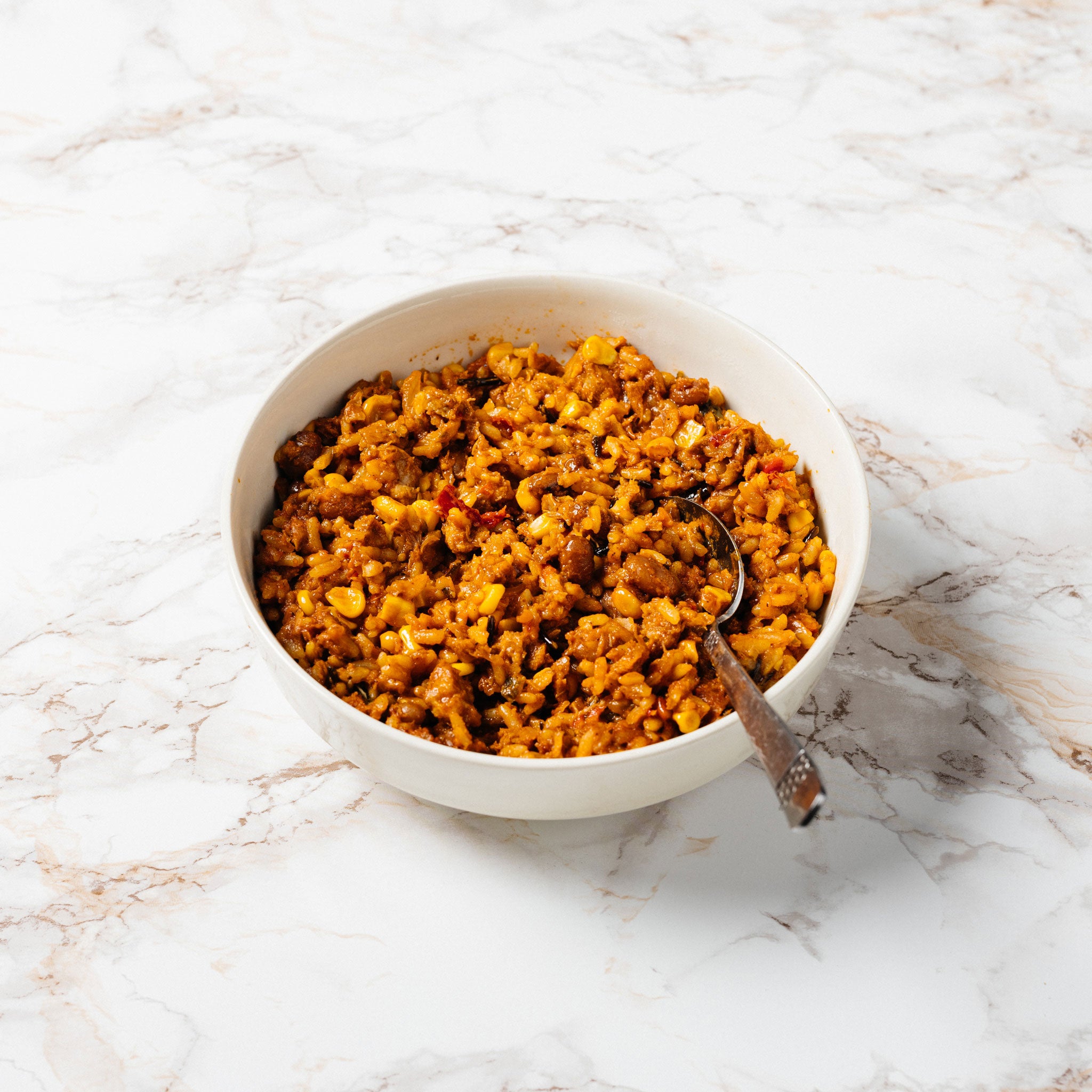 Tortillatäytteet tuovat herkulliset texmex-maut kotikeittiöön helpommin kuin koskaan! Mehevä tortillatäyte sisältää mm. broileria, villiriisiä ja papuja, joten valmista ateriaa varten tarvitset tämän täytteen lisäksi vain tortillaletut. Halutessasi lisää tortillaan raikasta salaattia sekä haluamaasi tulista tai juustoista kastiketta.