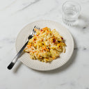 Välimeren kasviskiusaus on kasviksilla ja linsseillä ryyditetty herkullinen kiusaus, josta feta-tyyppinen juusto tekee extramaistuvan.