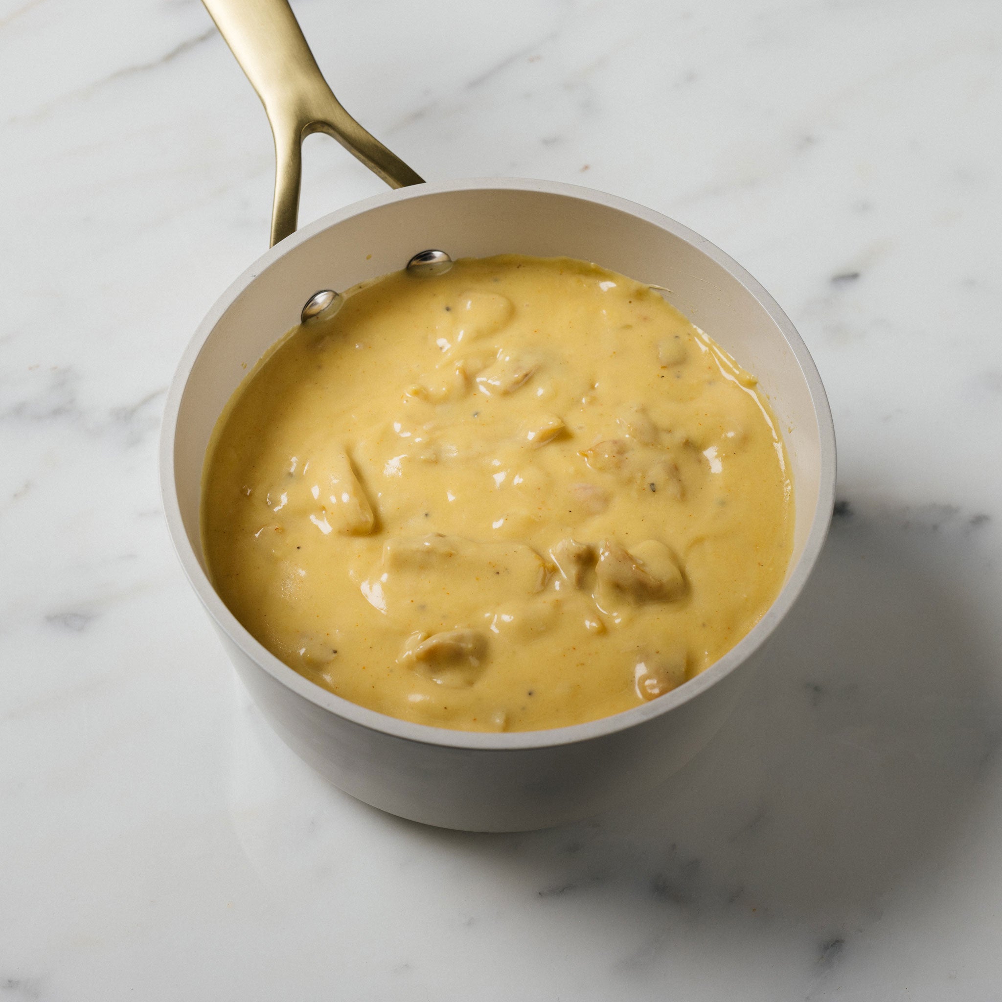 Oikia Appelsiini -broilerikastike on pirteä uutuus kastikevalikoimassamme. Kastike sopii tarjottavan riisin kanssa mutta suosittelemme myös kokeilemaan Oikia Kauranjyvän kera.